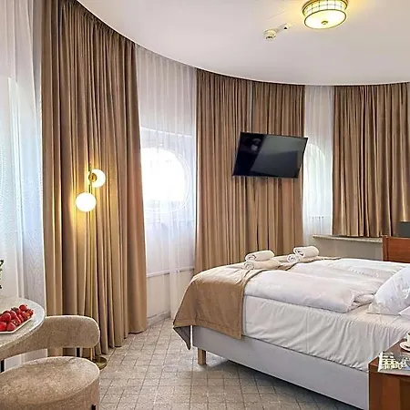 Piast Centrum 3*
